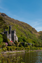 Irlanda, Connemara. Abbazia di Kylemore. Fu edificata in stile neogotico nel XIX secolo dal...