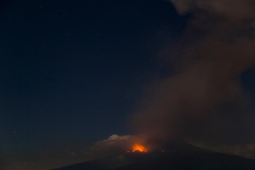 Fototapeta na wymiar Explosion of popocatepetl volcano, night