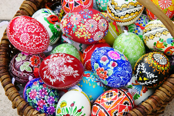 Ostern, handbemalte bunte Ostereier in einem Korb