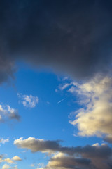 Obraz premium Blue sky and clouds colored by evening light