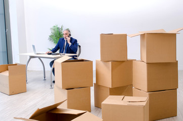 Fototapeta premium Aged businessman moving to new workplace 