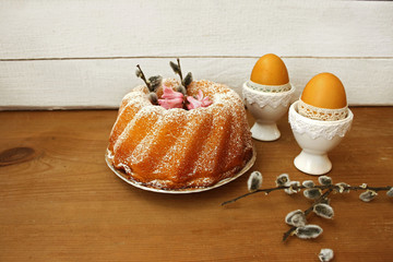 Wielkanocna babka, kwiaty, pisanki i bazie © Monika