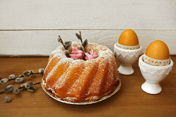 Wielkanocna babka, kwiaty, pisanki i bazie © Monika