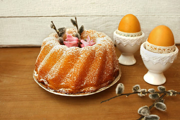 Wielkanocna babka, kwiaty, pisanki i bazie © Monika