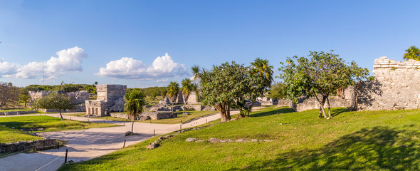 Fototapeta na wymiar Panoramic view of the Mayan ruins (archaeological zone) - Tulum,Quintana roo, mexico