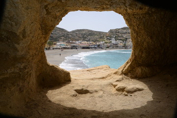 Blick aus einer Höhle bei Matala