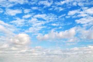Naklejka premium cumulus clouds in the blue sky.
