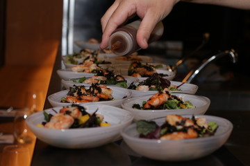 Plato entrante: Ensalada con gambas marinada con aceite de oliva virgen extra perfecta para cualquier comida o cena.