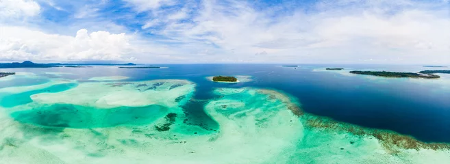 Poster Luchtfoto Banyak Islands Sumatra tropische archipel Indonesië, Atjeh, koraalrif wit zandstrand. Topbestemming voor reizen, beste duiken en snorkelen. © fabio lamanna