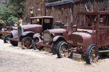Obraz premium Three Rusty Old Trucks all in a Row