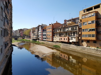 Obraz premium gérone , paysage de la ville en espagne au bord de l'eau