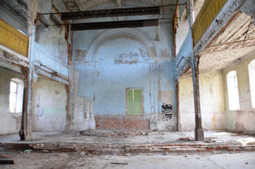 Fototapeta na wymiar Russia Saratov March 16, 201: the destroyed ancient Church in the interior was built in 1900 