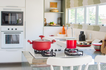 Cozinha moderna com panelas coloridas