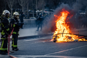 Yellow vests - Paris riot - obrazy, fototapety, plakaty