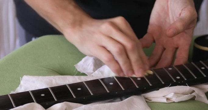 DIY, guitar maintenance, oiling rosewood fretboard at  vintage  style semihollow body electric guitar