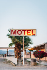 Old motel sign in Niland, near the Salton Sea, California - obrazy, fototapety, plakaty