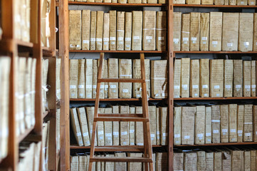 Sala de archivo con estantes de madera 02 
