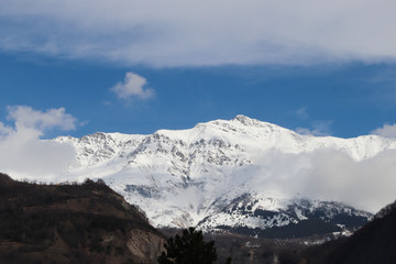 Obraz na płótnie Canvas Auvergne-Rhône-Alpes - Savoie - Basse Maurienne - La Chambre - Vue sur les montagnes enneigées