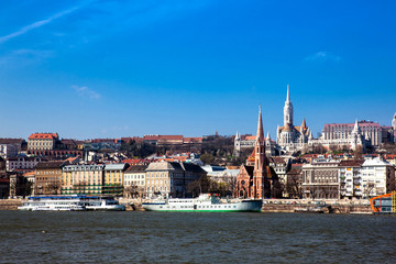 Obraz premium View of the Buda bank of the Danube river at Budapest city in a beautiful early spring day