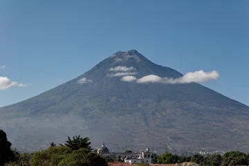 Foto op Canvas De Agua-vulkaan, een prominente stratovulkaan die zichtbaar is in de stad Antigua in het zuiden van Guatemala. © Francisco