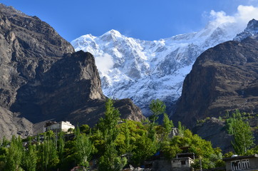 パキスタンのフンザのカリマバード　美しい山と森林と青空　バルティットフォートと名峰ウルタル