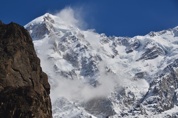 パキスタンのフンザのカリマバード　美しい山のウルタル峰