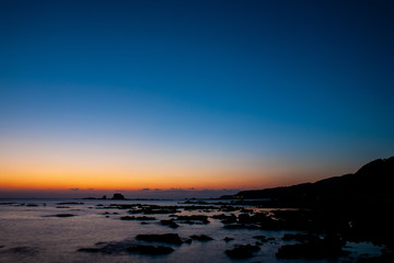 太陽が沈み夜を迎えようとしている串本の磯