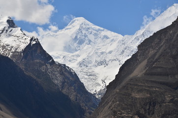 パキスタンのフンザのカリマバード　美しい山のディラン峰