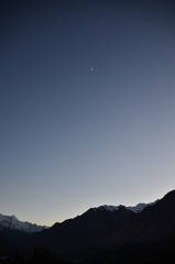 パキスタンのフンザのカリマバード　美しい山と空