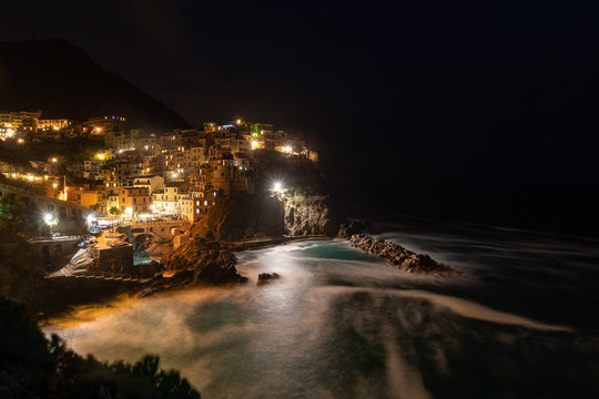 Manarola panoramic view, ciqueterre italy at night