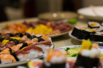 Assiettes de sushi et sashimi