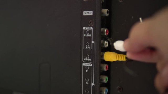 Connect the cable AV to the TV or tuner. Disconnect the antenna from the TV set, the correct setting of the equipment.