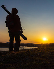 美しい風景写真を撮影するカメラマンの男性