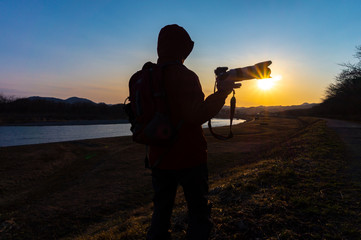 美しい風景写真を撮影するカメラマンの男性