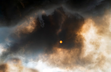 Naklejka premium Thick black acrid smoke on the sky background