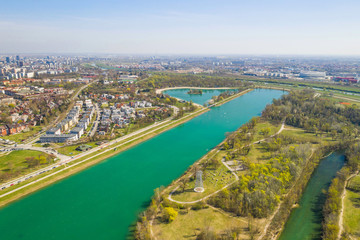 Obraz premium Zagrzeb, Chorwacja, jezioro Jarun, piękny zielony park rekreacyjny, słoneczny wiosenny dzień, panoramiczny widok z drona, miasto w tle
