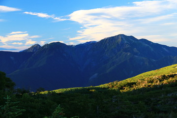 南アルプス光岳　 山頂直下光岳小屋から　夕暮れにたたずむ南アルプス南部の山々　聖岳、兎岳