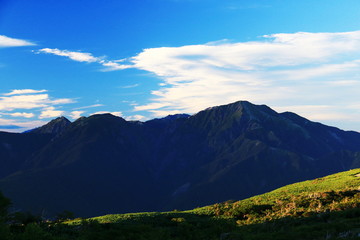 南アルプス光岳　 山頂直下光岳小屋から　夕暮れにたたずむ南アルプス南部の山々　聖岳、兎岳