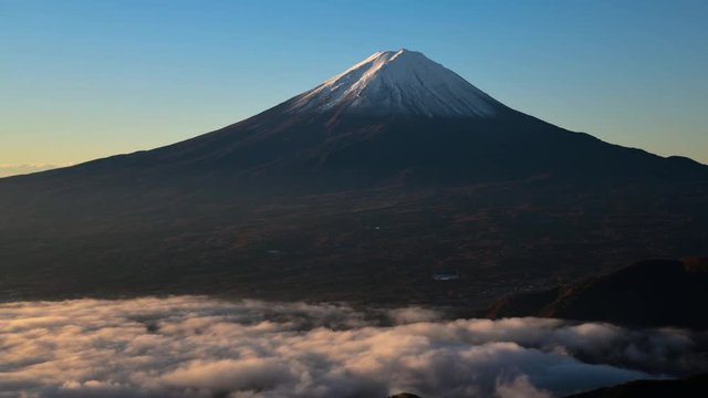 朝日を浴びる雲海の富士山