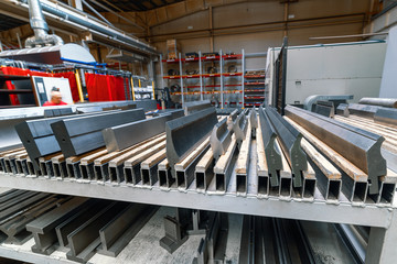 Metal replacement tool for bending press