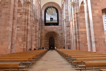 Speyerer Dom - Mittelschiff mit Hauptorgel 