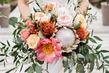 Brautstrauß mit Protea, Rosen modern