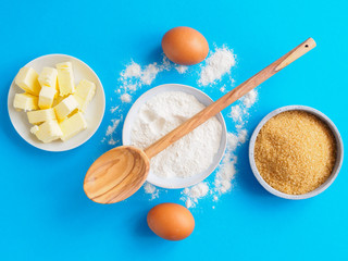 Backzutaten für einen Kuchen auf einem blauen Hintergrund, Draufsicht