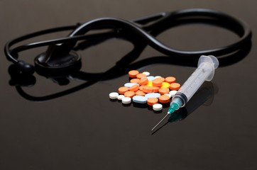 jeringa y medicamentos