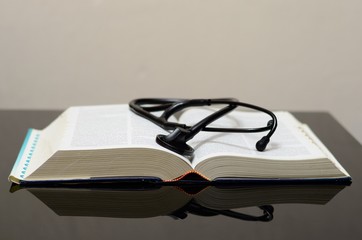 estetoscopio sobre libro de medicina 