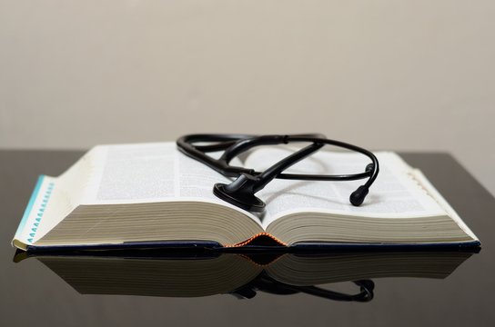 estetoscopio sobre libro de medicina 