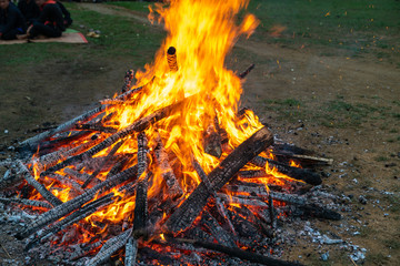 Naklejka premium Outdoor camp fire burning at blue hour or twilight