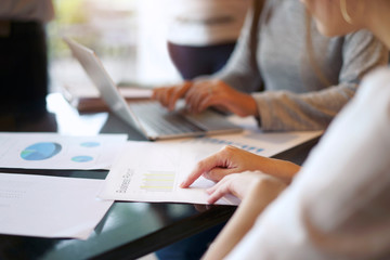Obraz premium Teamwork meeting concept, Business people working with discussion and analysis data the charts and graphs, using laptop computer, Business report.