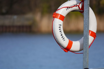 Rettungsring am Ufer
