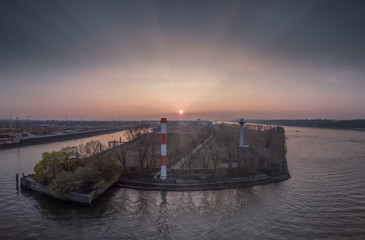 Hafenbecken im Hafen von Hamburg bei Sonnenuntergang neben der Elbe